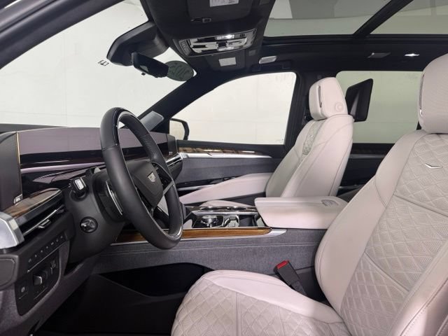 Used 2025 Cadillac Escalade Sport Platinum w/ LPO, Floor Liner Package AWD/4WD image 5