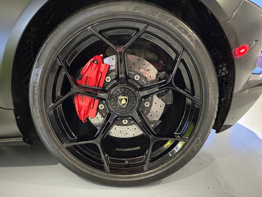 Used 2020 Lamborghini Huracan EVO image 12