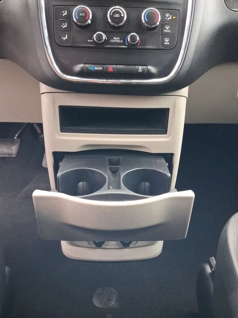 Used 2018 Dodge Grand Caravan SE w/ UConnect Hands-Free Group FWD image 16
