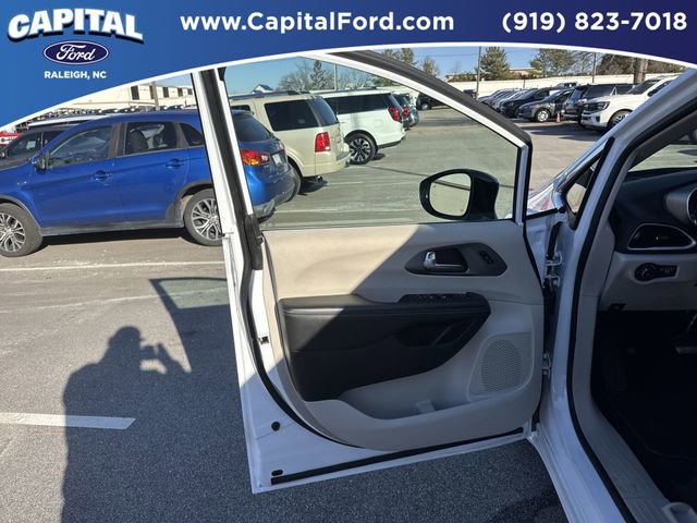 Used 2024 Chrysler Pacifica Touring-L image 19