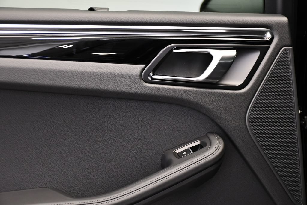 Certified 2026 Porsche Macan AWD/4WD image 44