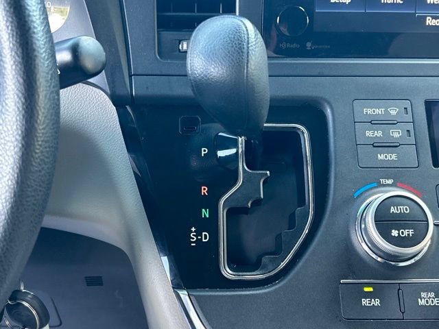 Used 2015 Toyota Sienna LE FWD image 61