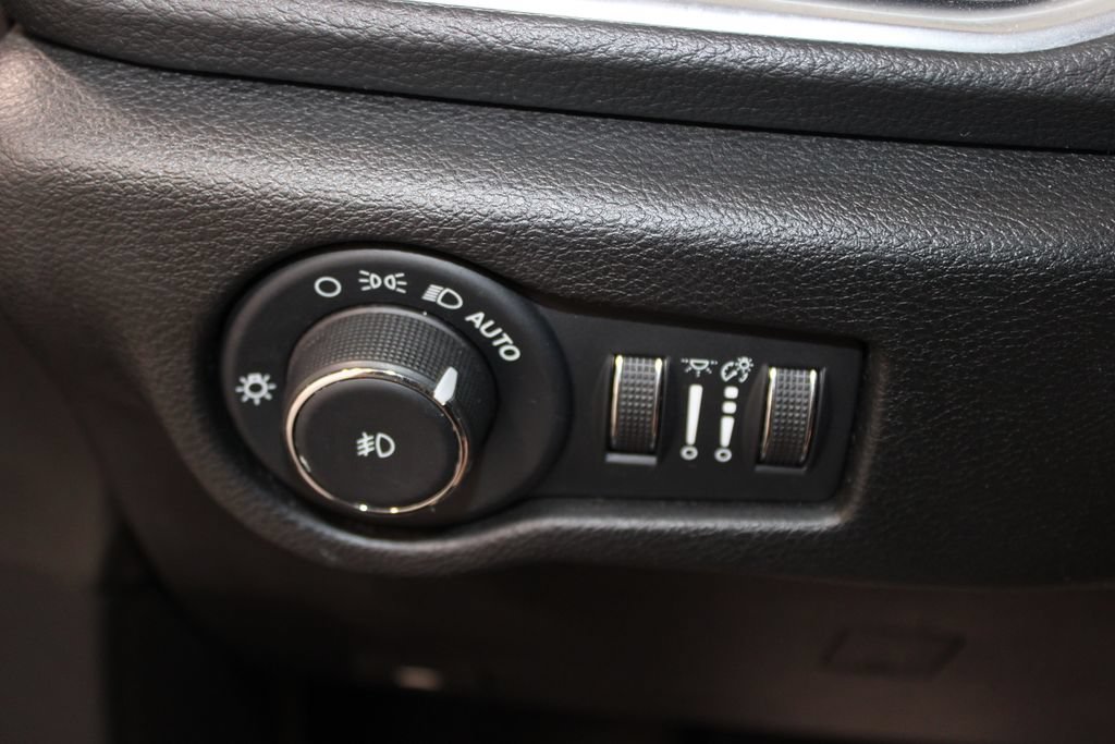 Used 2025 Chrysler Pacifica Limited FWD image 37