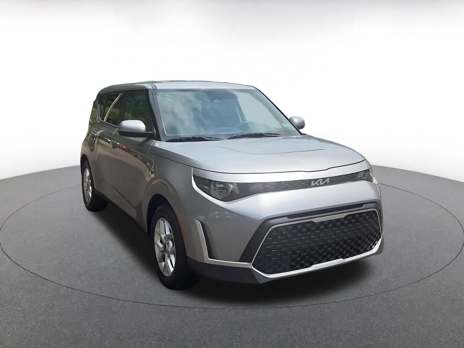 Used 2025 Kia Soul LX w/ LX Technology Package FWD image 3