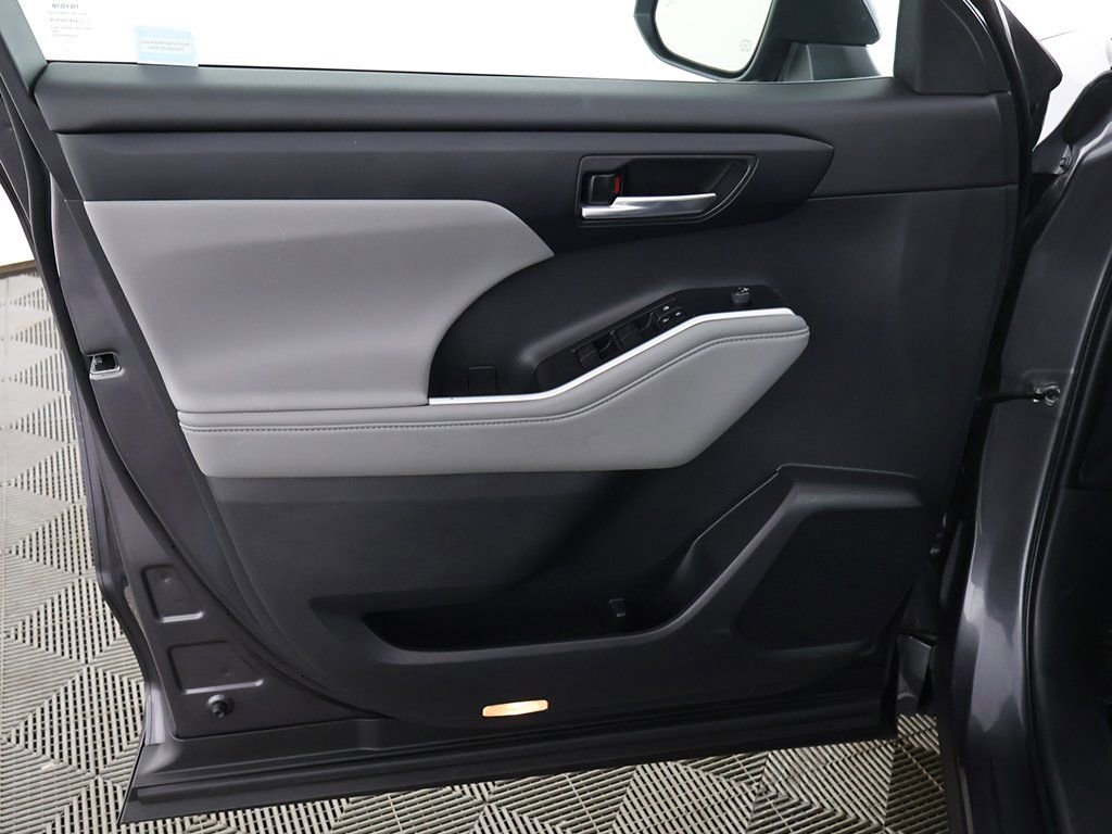 Used 2022 Toyota Highlander XLE image 25