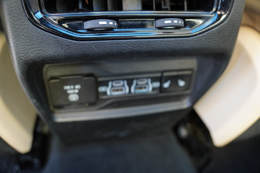 Certified 2025 Jeep Grand Cherokee Limited w/ Luxury Tech Group II AWD/4WD image 19