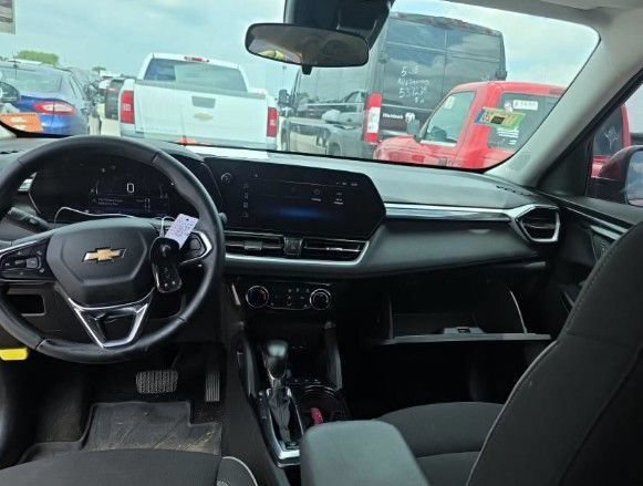 Used 2024 Chevrolet TrailBlazer LT w/ LT Cold Weather Package FWD image 2