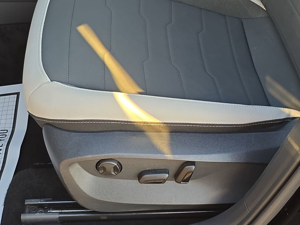 Used 2025 Volkswagen Taos SE AWD/4WD image 48