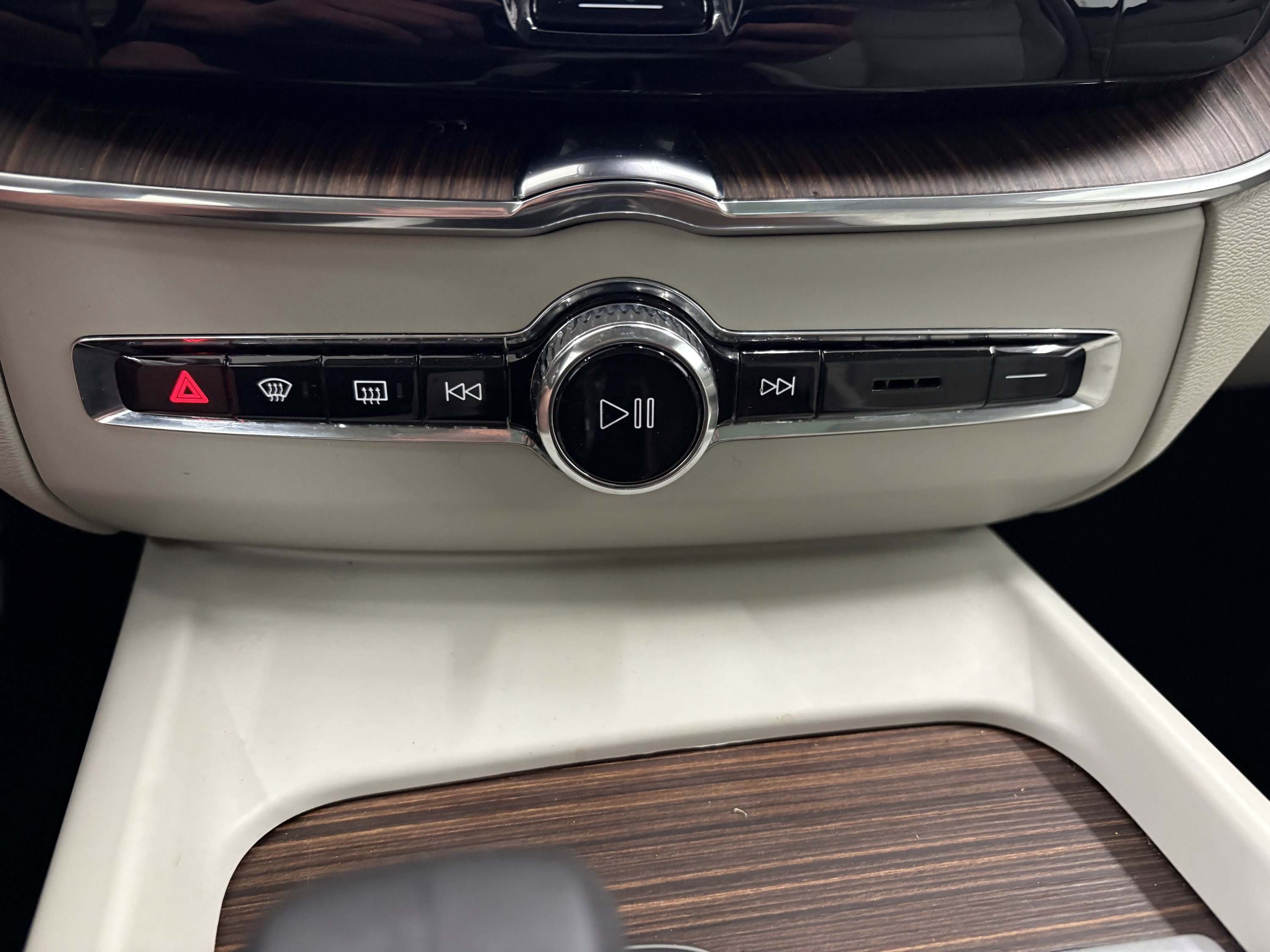 Used 2022 Volvo XC60 B5 Momentum image 17