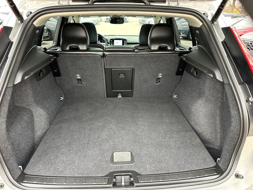 Used 2025 Volvo XC40 B5 Core image 10