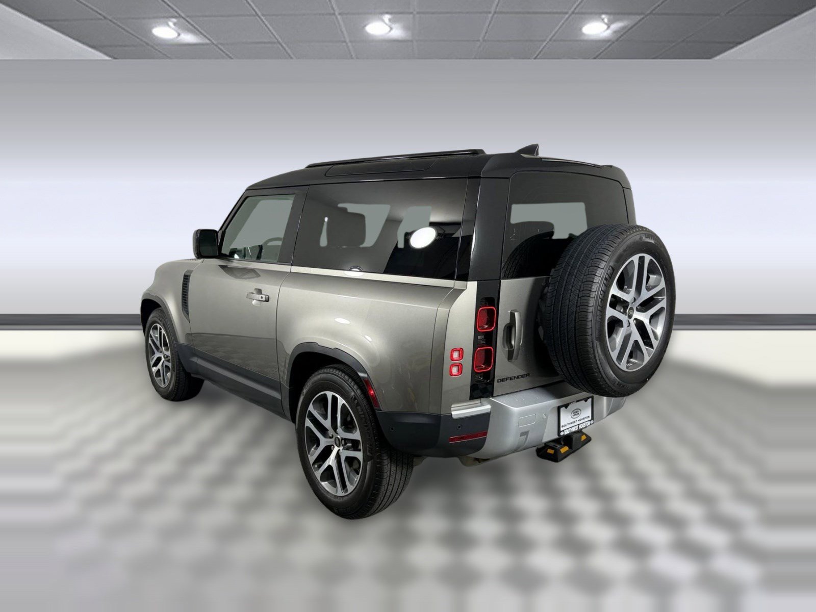 Used 2023 Land Rover Defender 90 S image 3