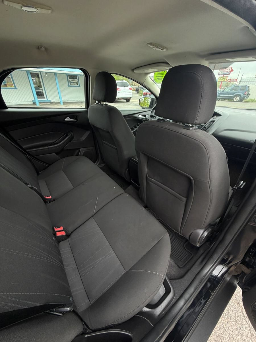 Used 2016 Ford Focus SE w/ SE Cold Weather Package FWD image 14