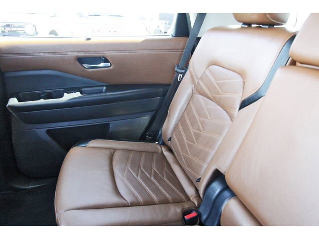 Used 2023 Nissan Pathfinder Platinum w/ Cargo Package AWD/4WD image 11