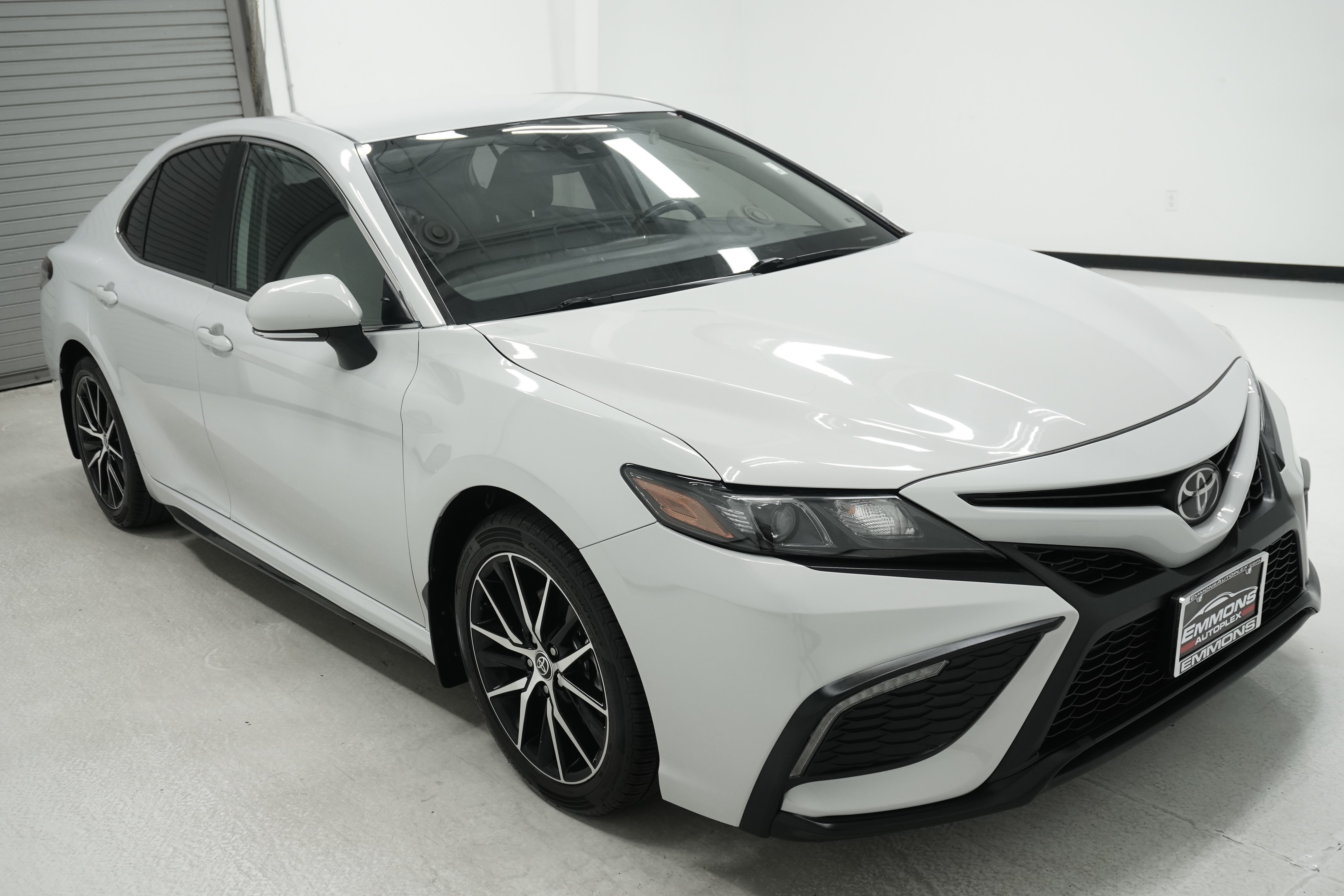 Used 2023 Toyota Camry SE FWD image 3