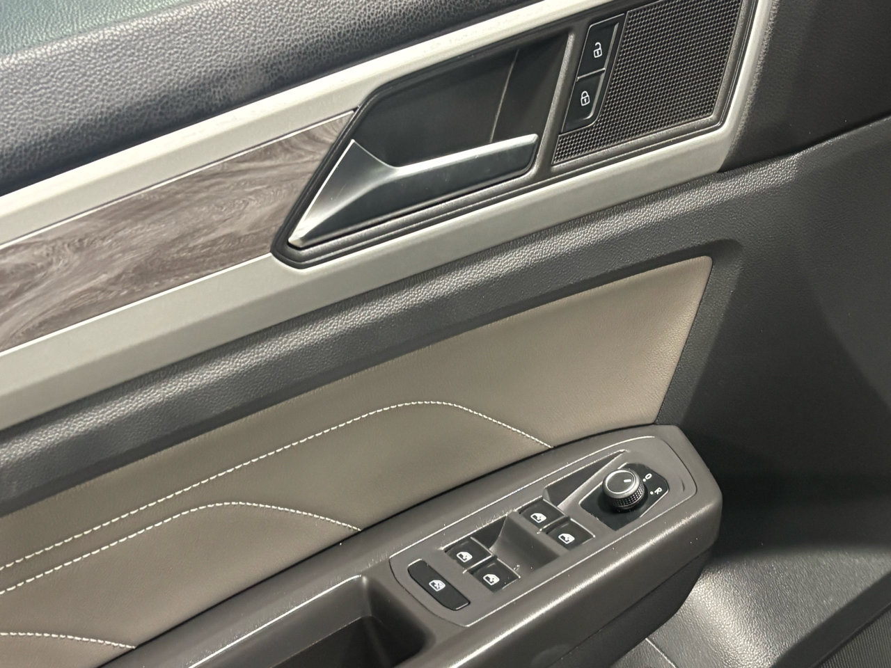 Used 2023 Volkswagen Atlas SE w/ Technology Package w/ Black Wheel Package image 24