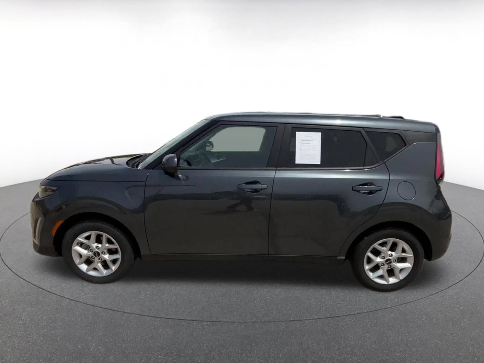 Used 2025 Kia Soul LX w/ LX Technology Package FWD image 9