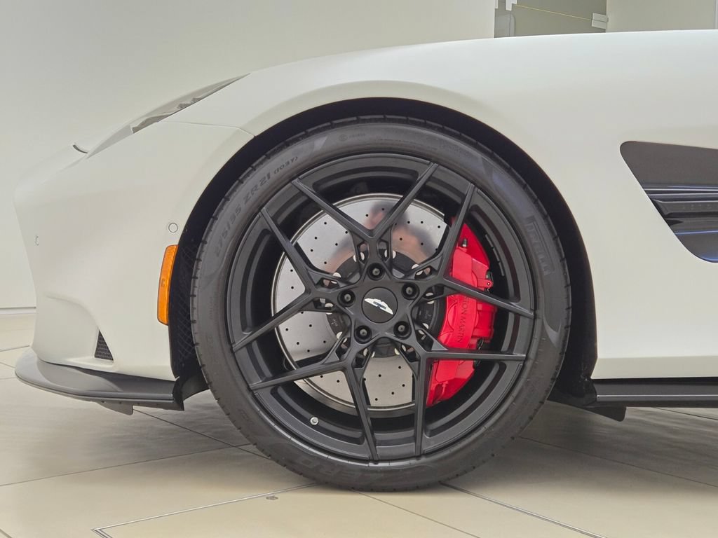 Used 2025 Aston Martin Vanquish RWD image 13