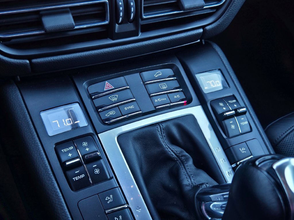 Used 2020 Porsche Macan AWD/4WD image 24