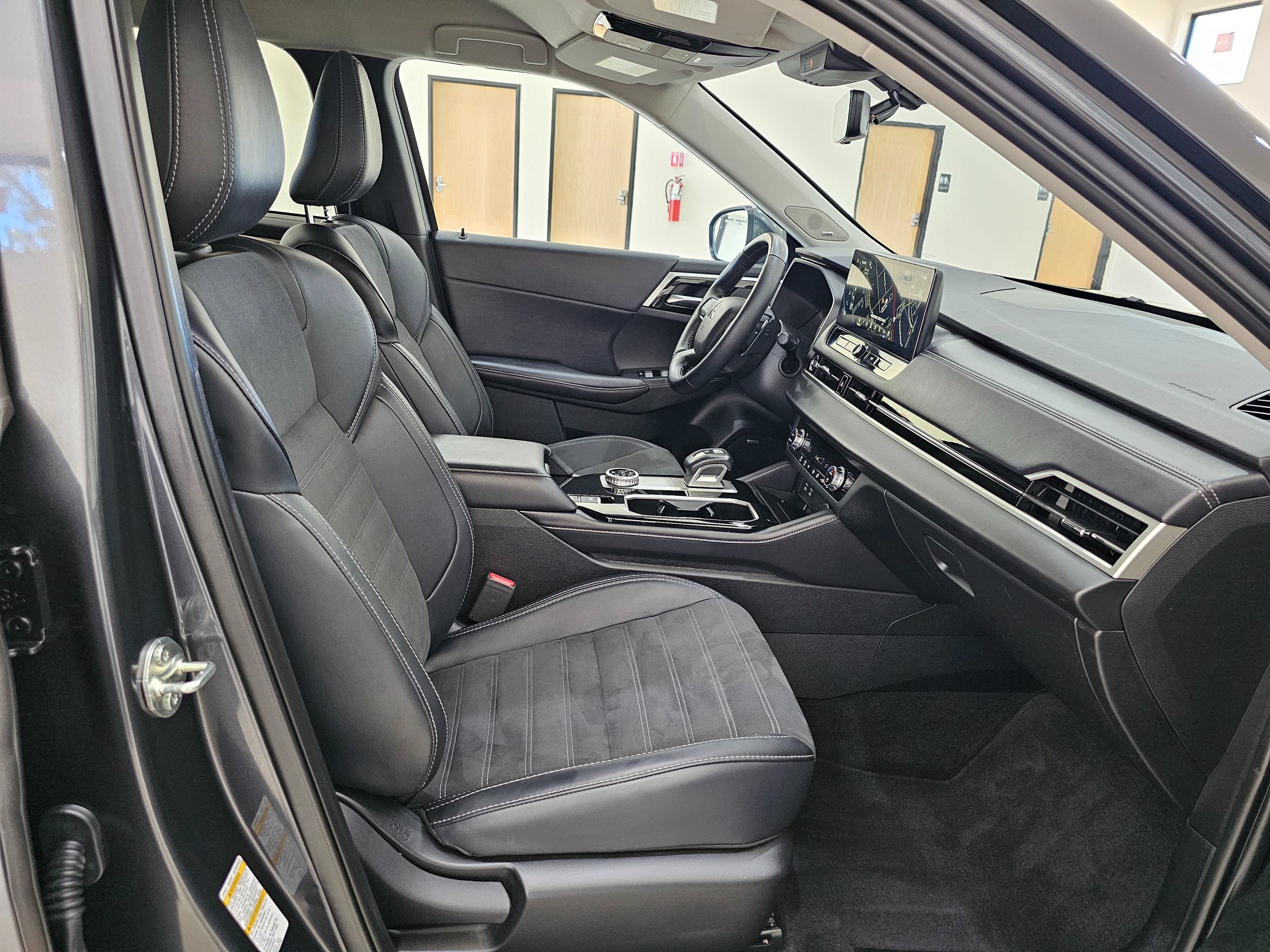 Used 2025 Mitsubishi Outlander SE AWD/4WD image 34