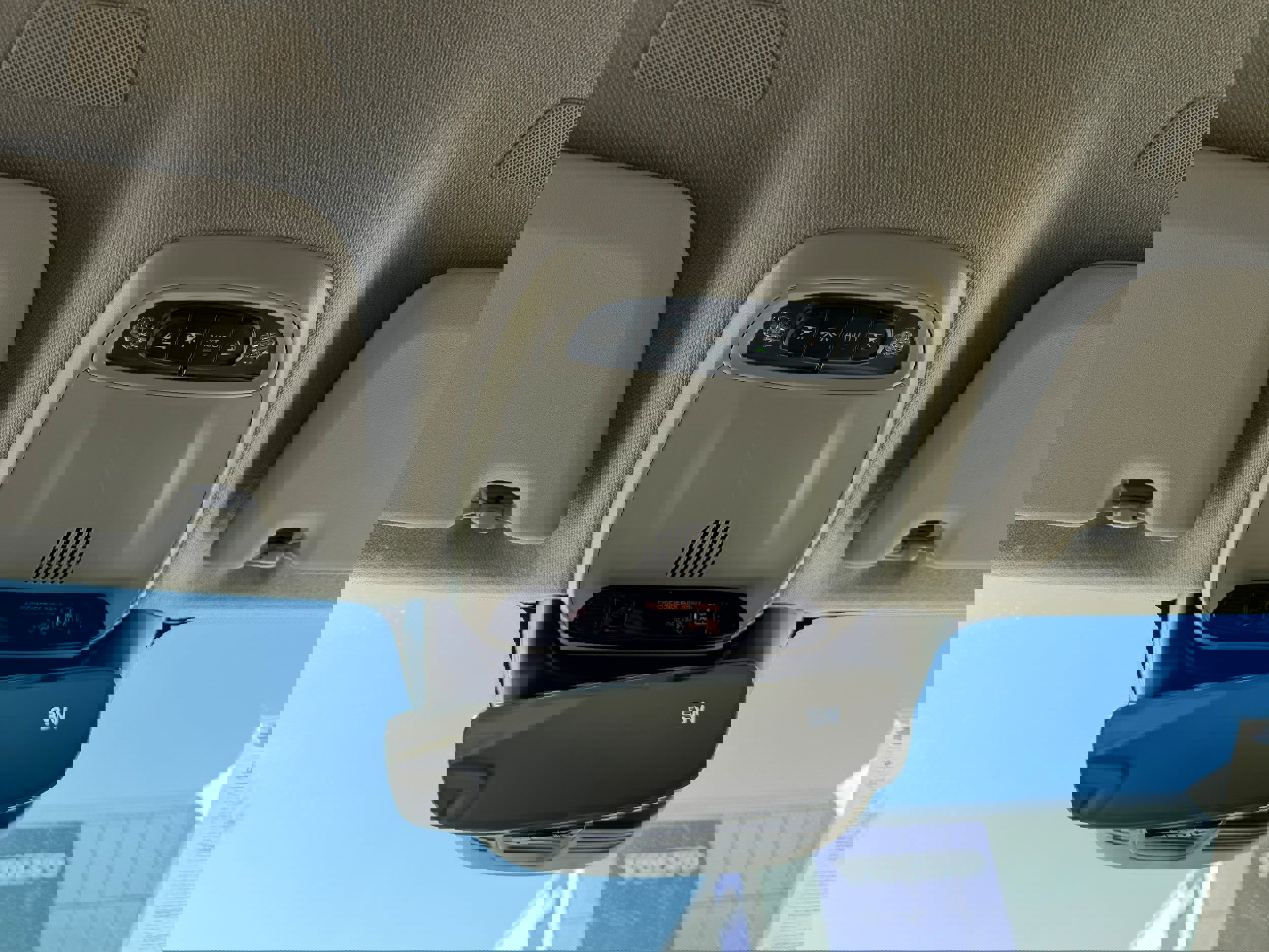 Used 2020 Volvo XC40 T4 Momentum image 21