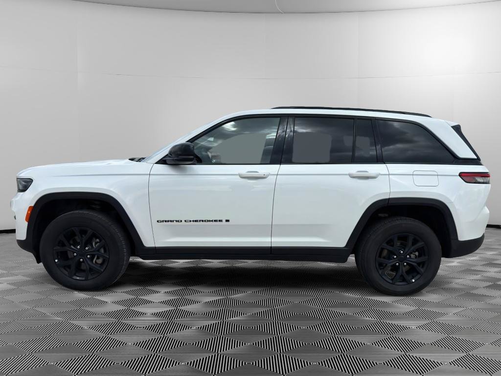 Used 2025 Jeep Grand Cherokee Altitude AWD/4WD image 2