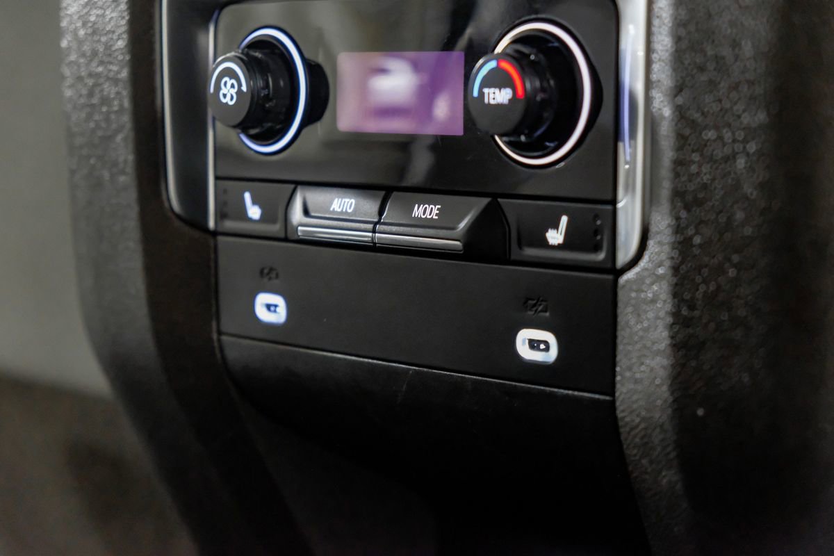 Used 2021 Chevrolet Suburban Z71 w/ Z71 Off-Road Package AWD/4WD image 32