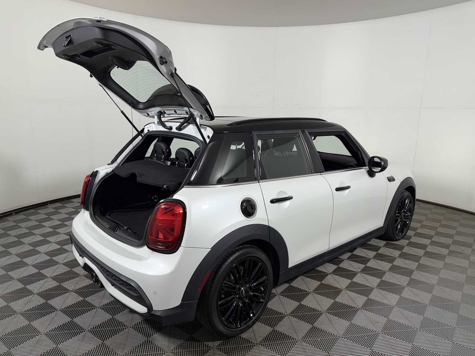 Certified 2023 MINI Cooper S w/ Signature Upholstery Package FWD image 22