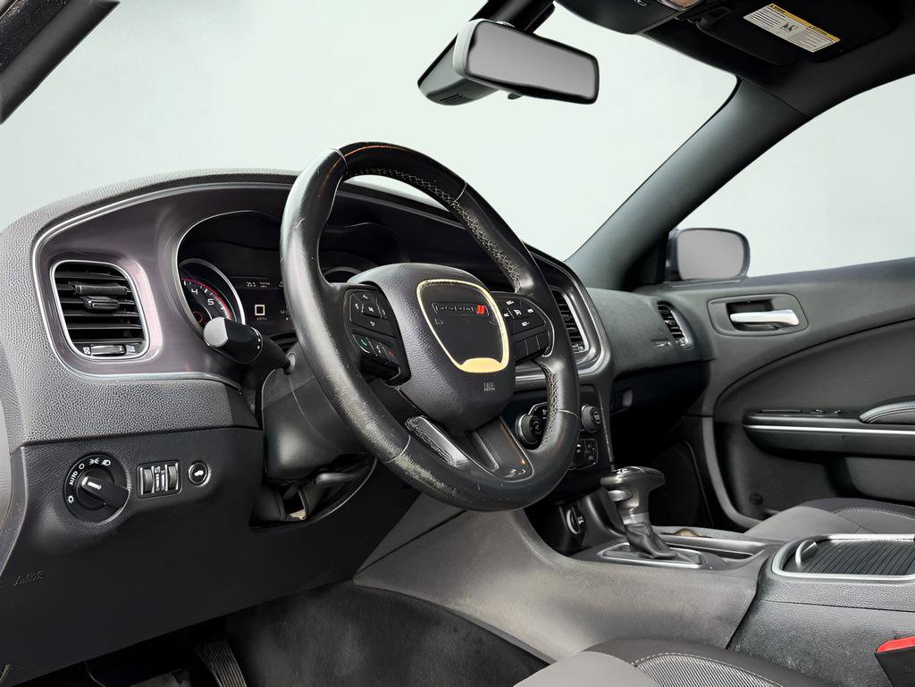 Used 2015 Dodge Charger SE RWD image 2