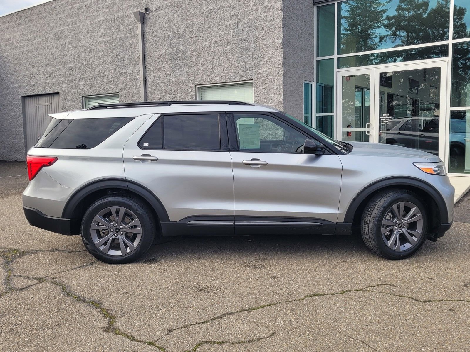 Used 2022 Ford Explorer XLT w/ Equipment Group 202A image 3