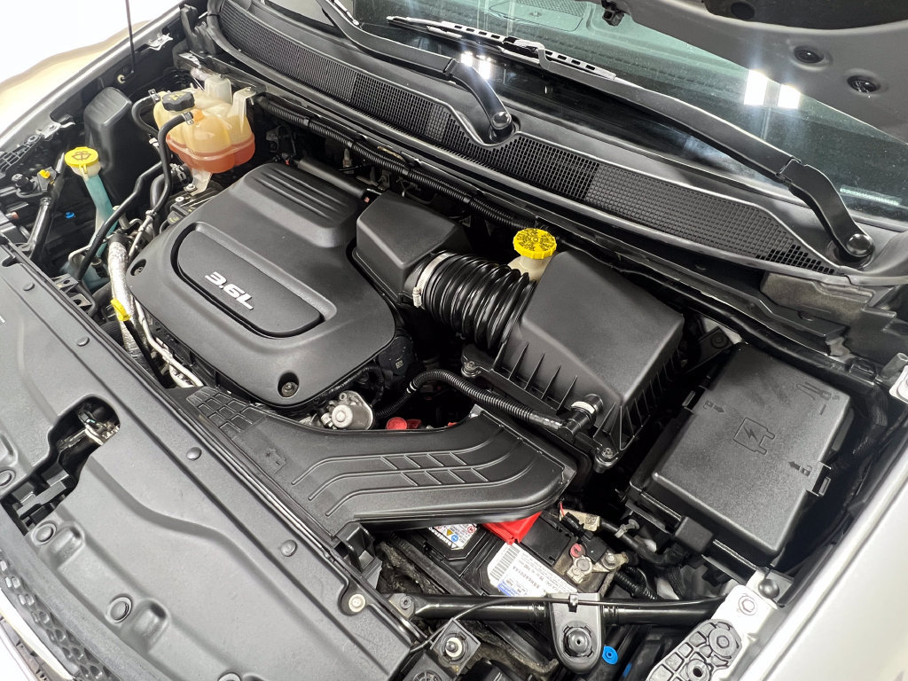 Used 2018 Chrysler Pacifica Touring-L FWD image 28