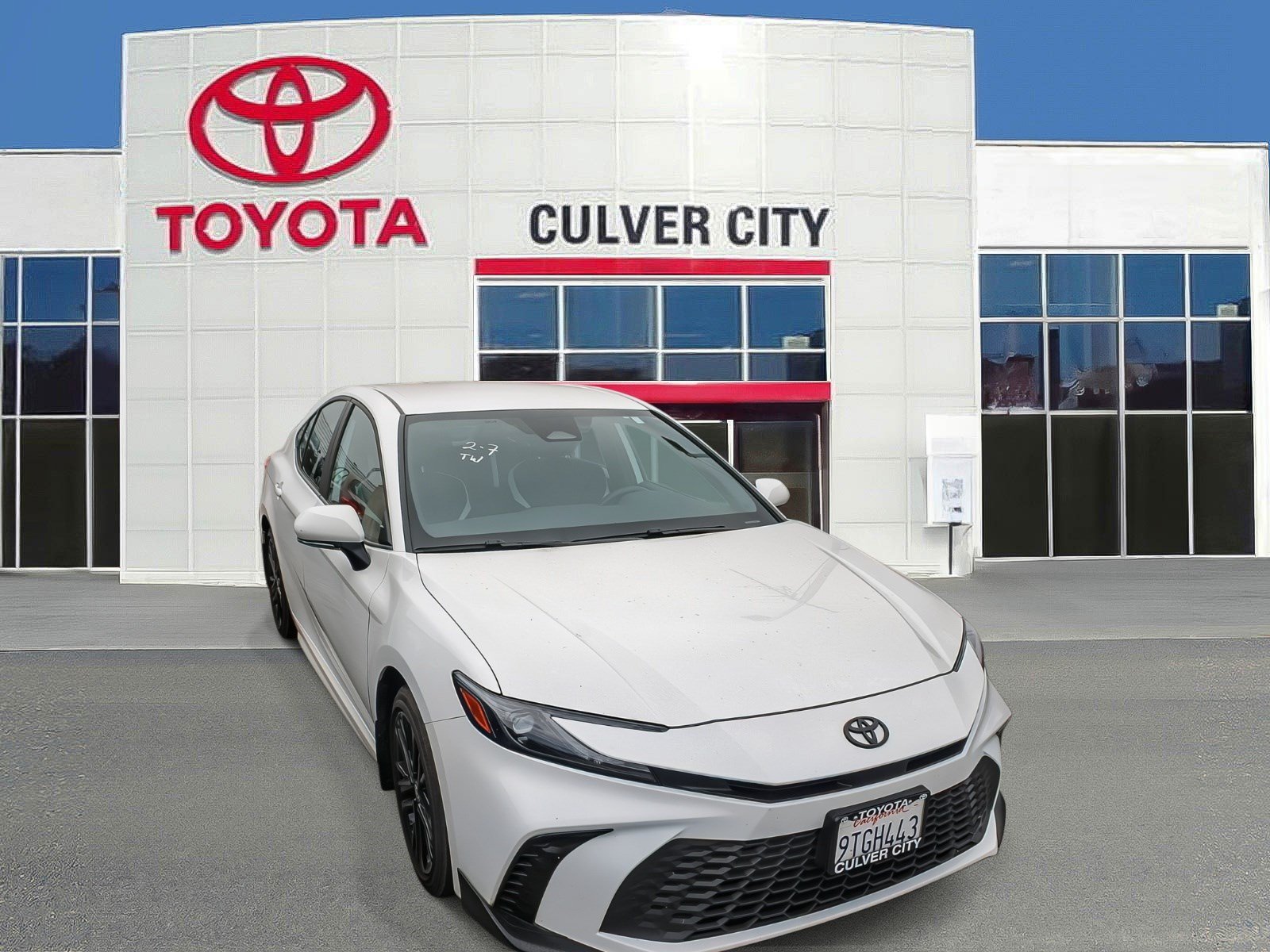 Used 2025 Toyota Camry SE w/ Convenience Package FWD image 1