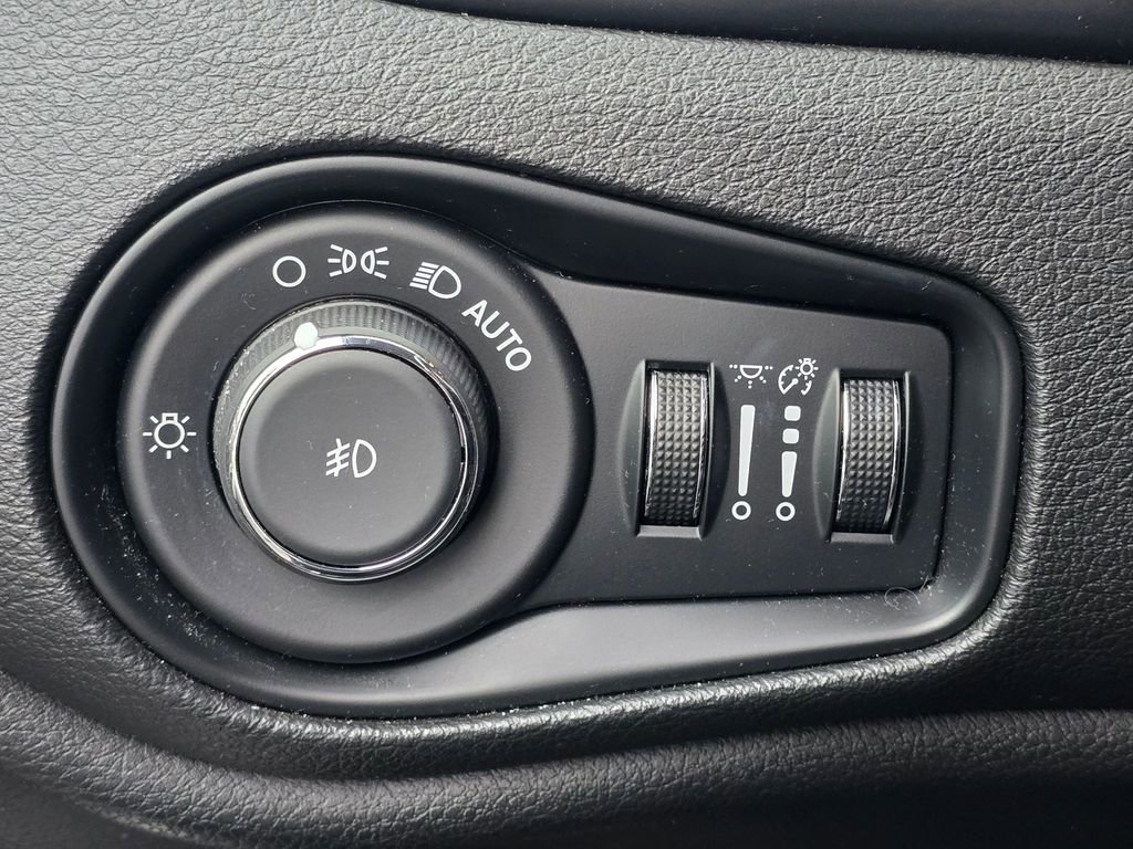 Used 2015 Jeep Renegade Limited AWD/4WD image 26