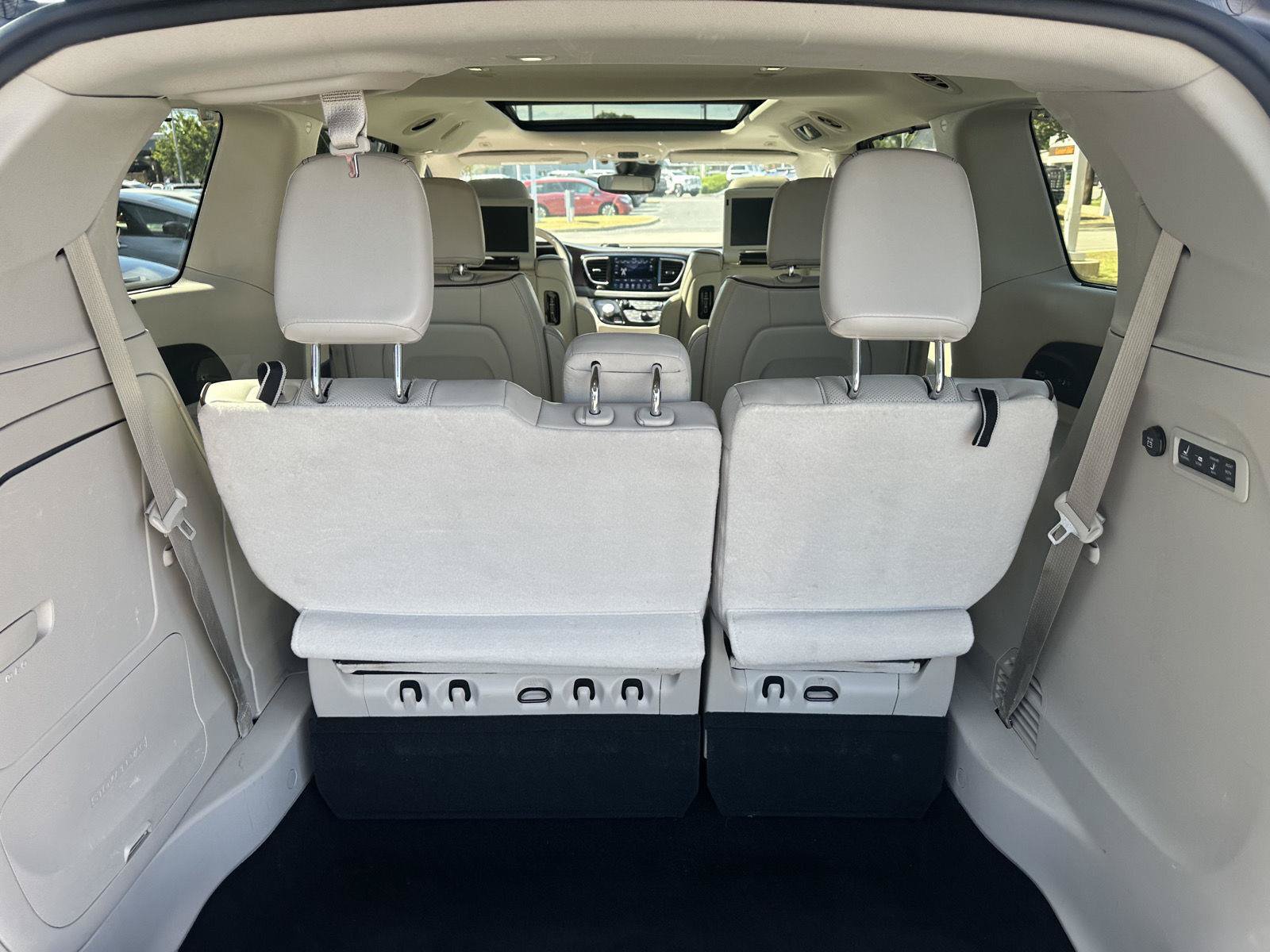 Used 2018 Chrysler Pacifica Limited w/ Tire & Wheel Group FWD image 18