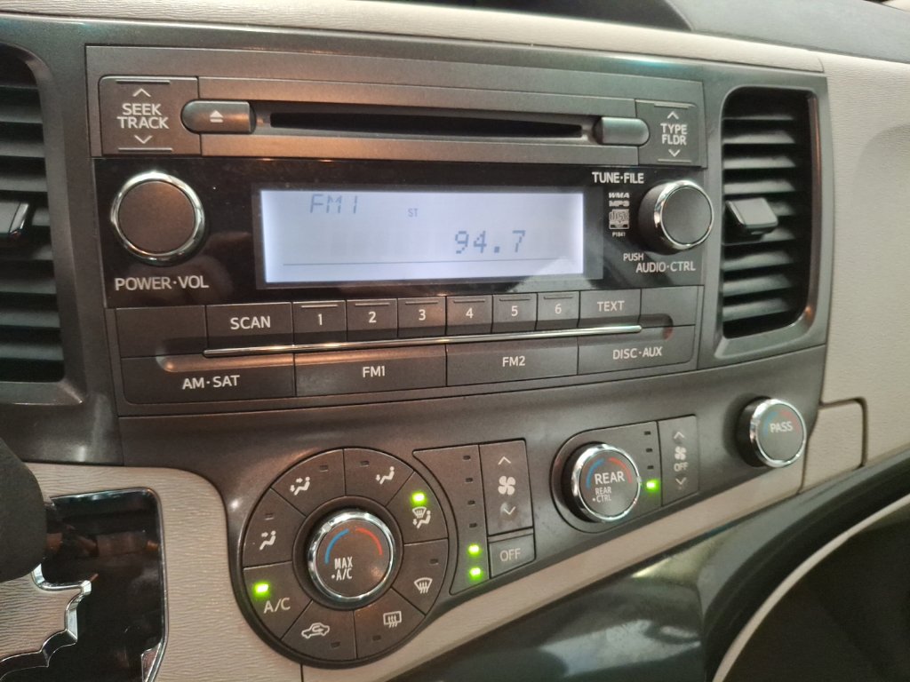 Used 2013 Toyota Sienna L FWD image 20