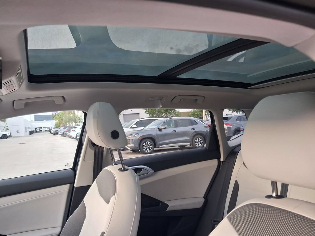 New 2026 Volkswagen Taos SE FWD image 8