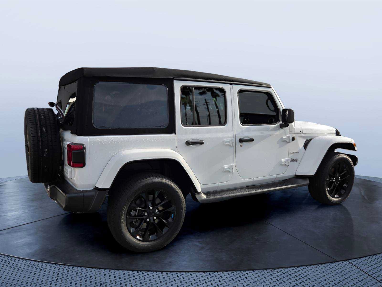 Used 2023 Jeep Wrangler Unlimited Sahara w/ Cold Weather Group AWD/4WD image 6