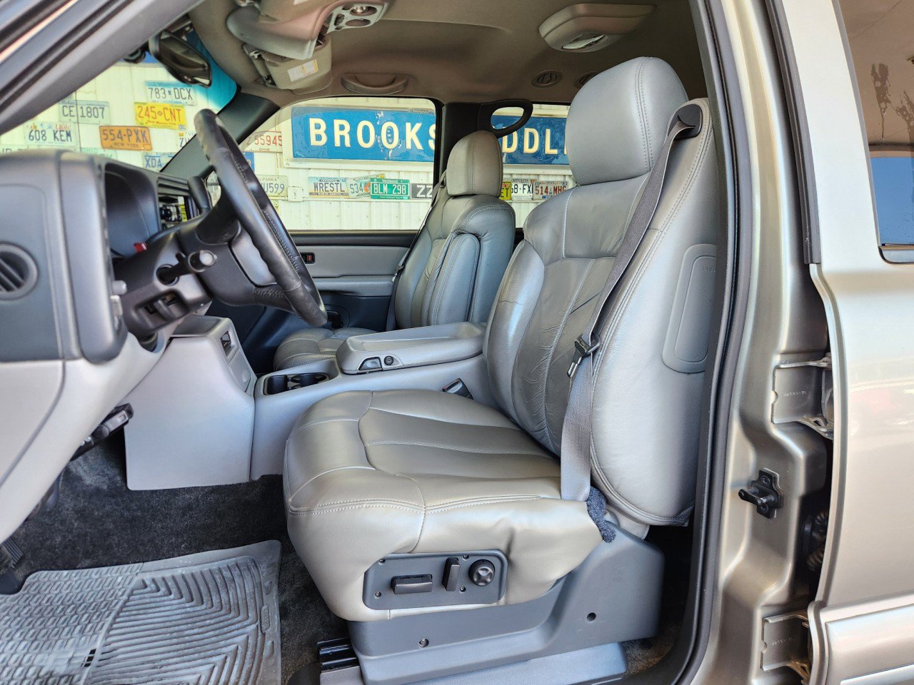 Used 2001 Chevrolet Tahoe LT w/ LT Preferred Equipment Group AWD/4WD image 4