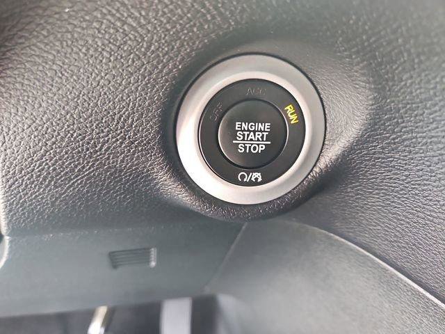 Used 2025 Chrysler Pacifica Select FWD image 16
