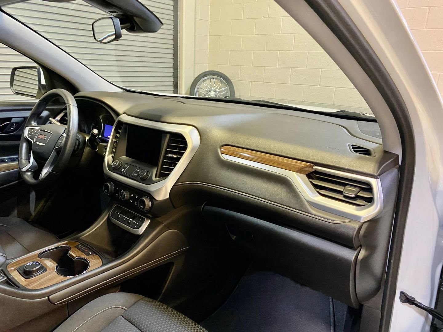 Used 2022 GMC Acadia SLE FWD image 18