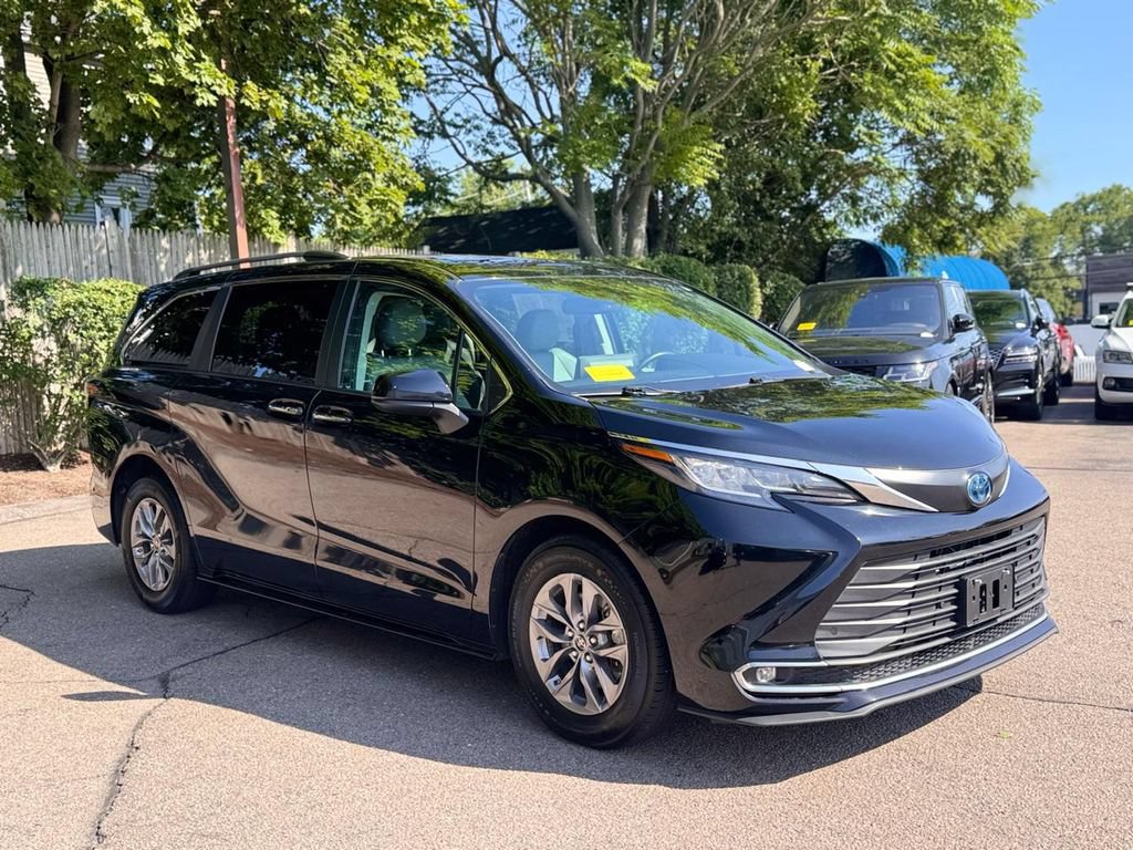 Used 2023 Toyota Sienna XLE FWD image 8