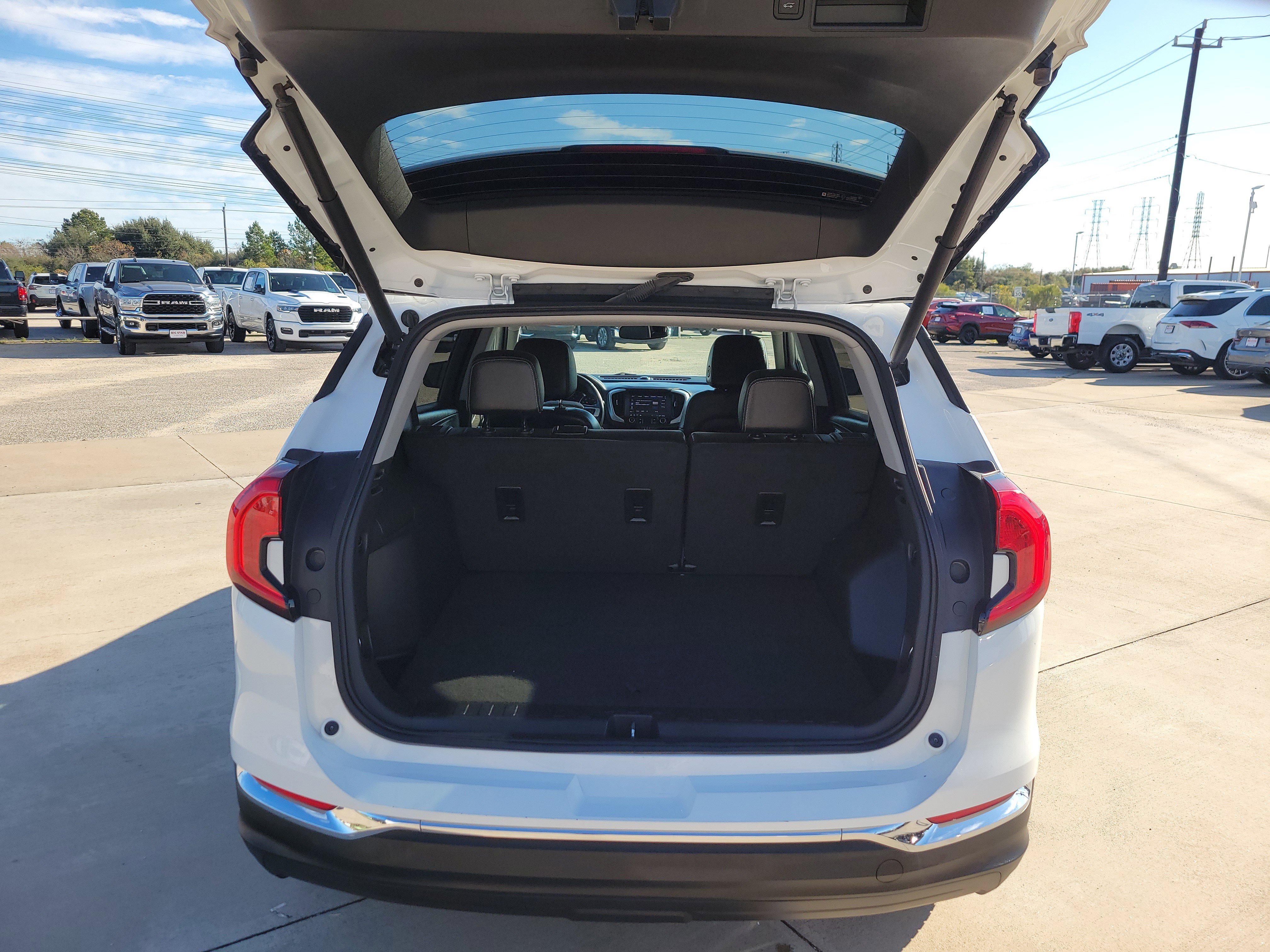 Used 2023 GMC Terrain SLT image 27