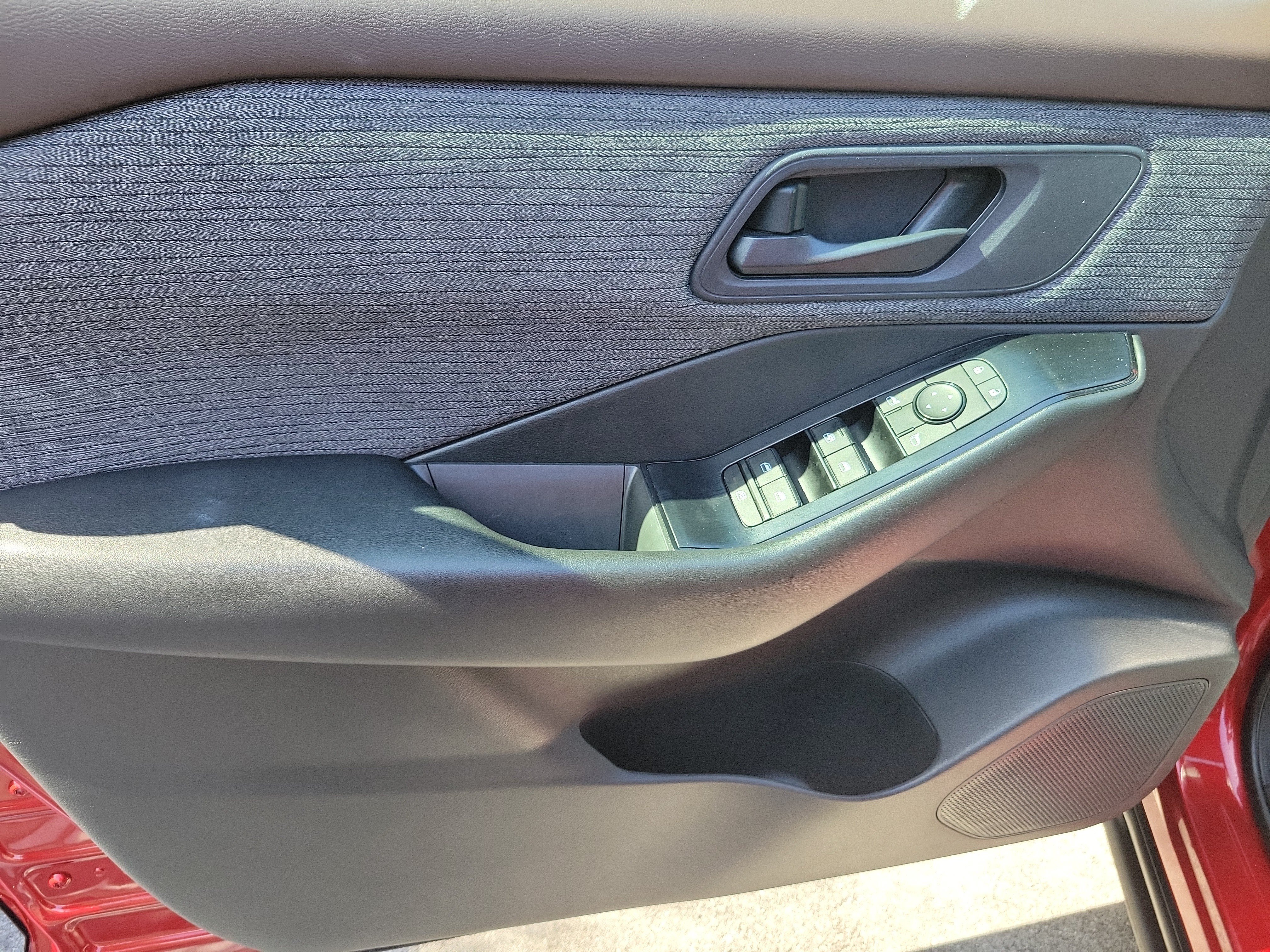 Used 2023 Nissan Rogue S AWD/4WD image 18