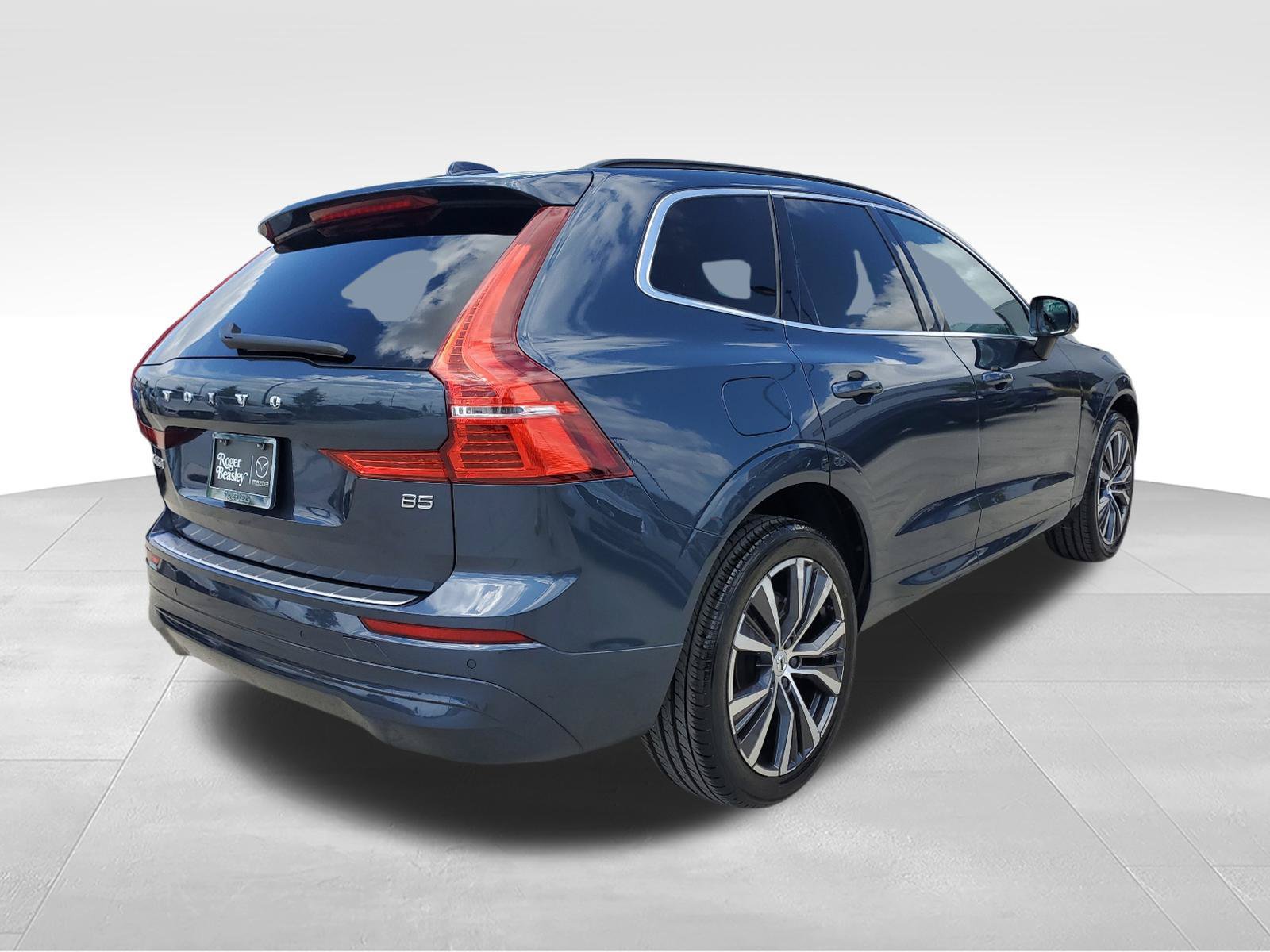 Used 2022 Volvo XC60 B5 Momentum w/ Protection Package Premier FWD image 5