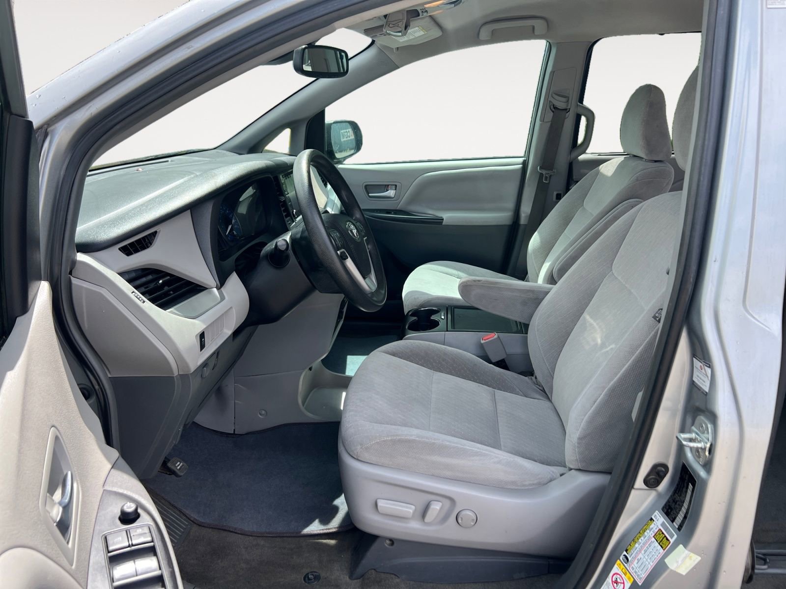 Used 2019 Toyota Sienna LE w/ LE Preferred Package FWD image 9