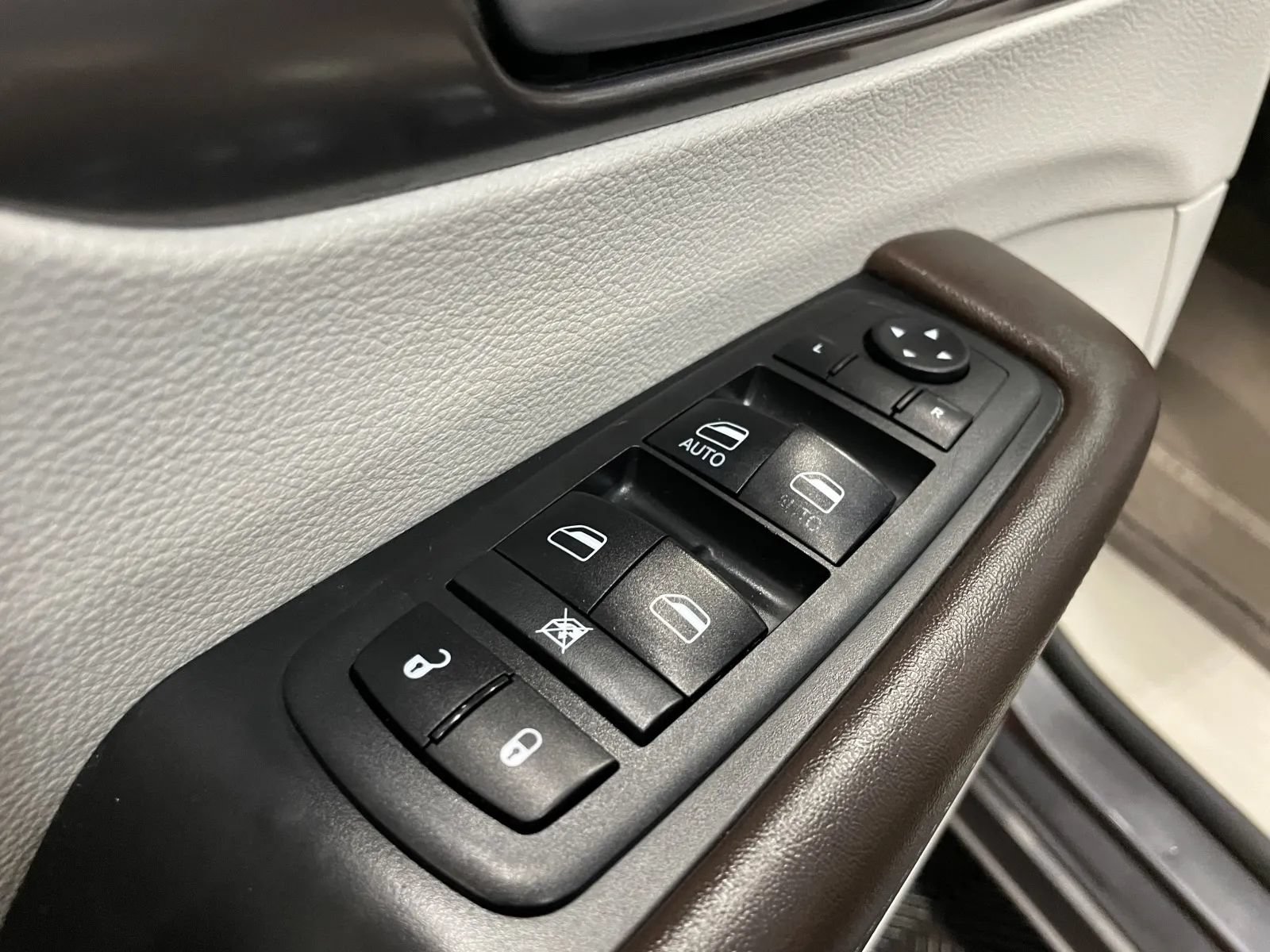 Used 2018 Chrysler Pacifica LX FWD image 25