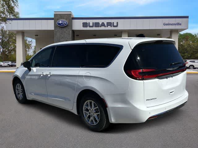 Used 2024 Chrysler Pacifica Touring-L FWD image 4