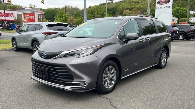 Certified 2021 Toyota Sienna XLE AWD/4WD image 3