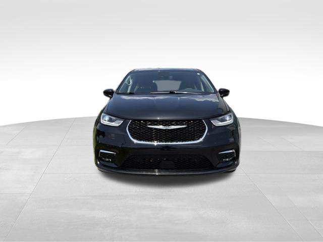 Used 2023 Chrysler Pacifica Touring-L AWD/4WD image 3