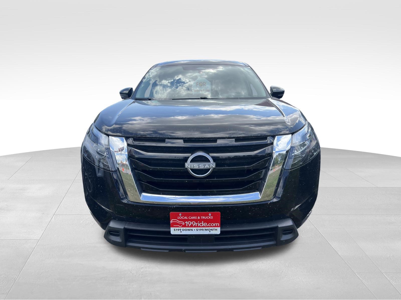 Used 2024 Nissan Pathfinder SV FWD image 2