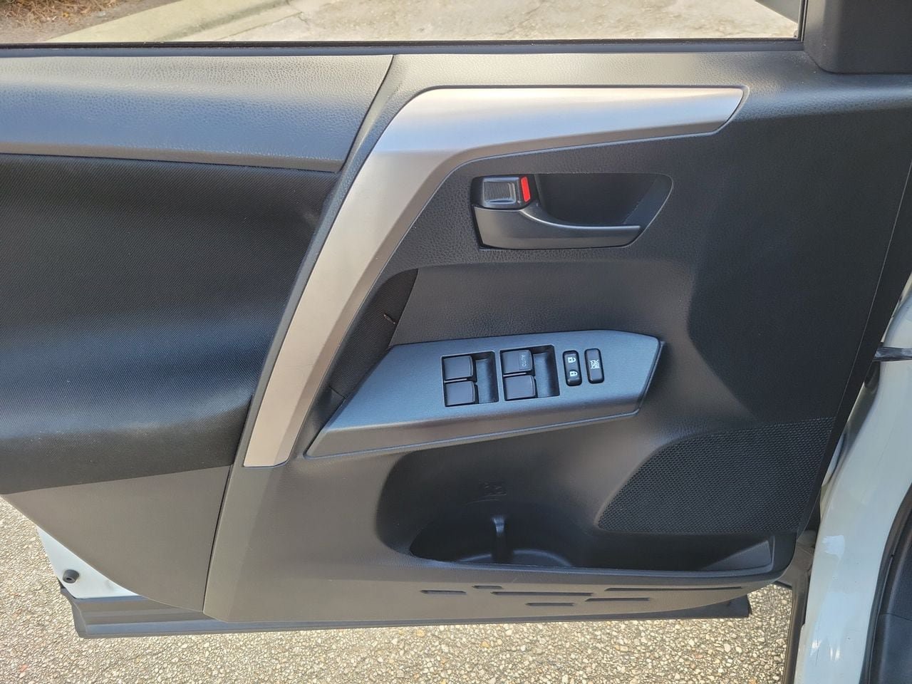 Used 2018 Toyota RAV4 LE FWD image 13